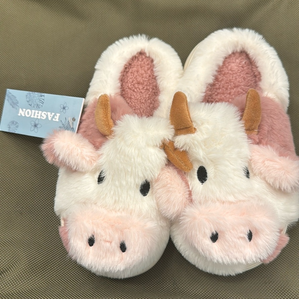 Little girls pig slippers - size 1; tags still attached. Never worn